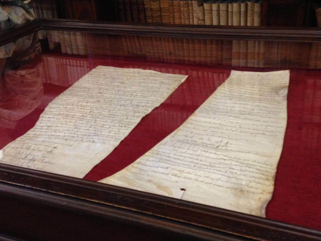 Pergamene esposte in occasione del nono centenario dalla morte della contessa Matilde di Canossa.